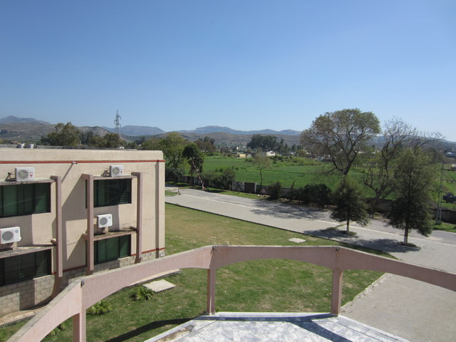 Algorithm to detect the interest points in all three images. Draw any