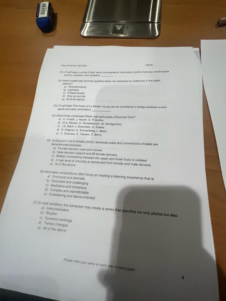  Namp atively) emphawires (Tive False) Luchda Childs' early choreographic minimalism (Derformatively)