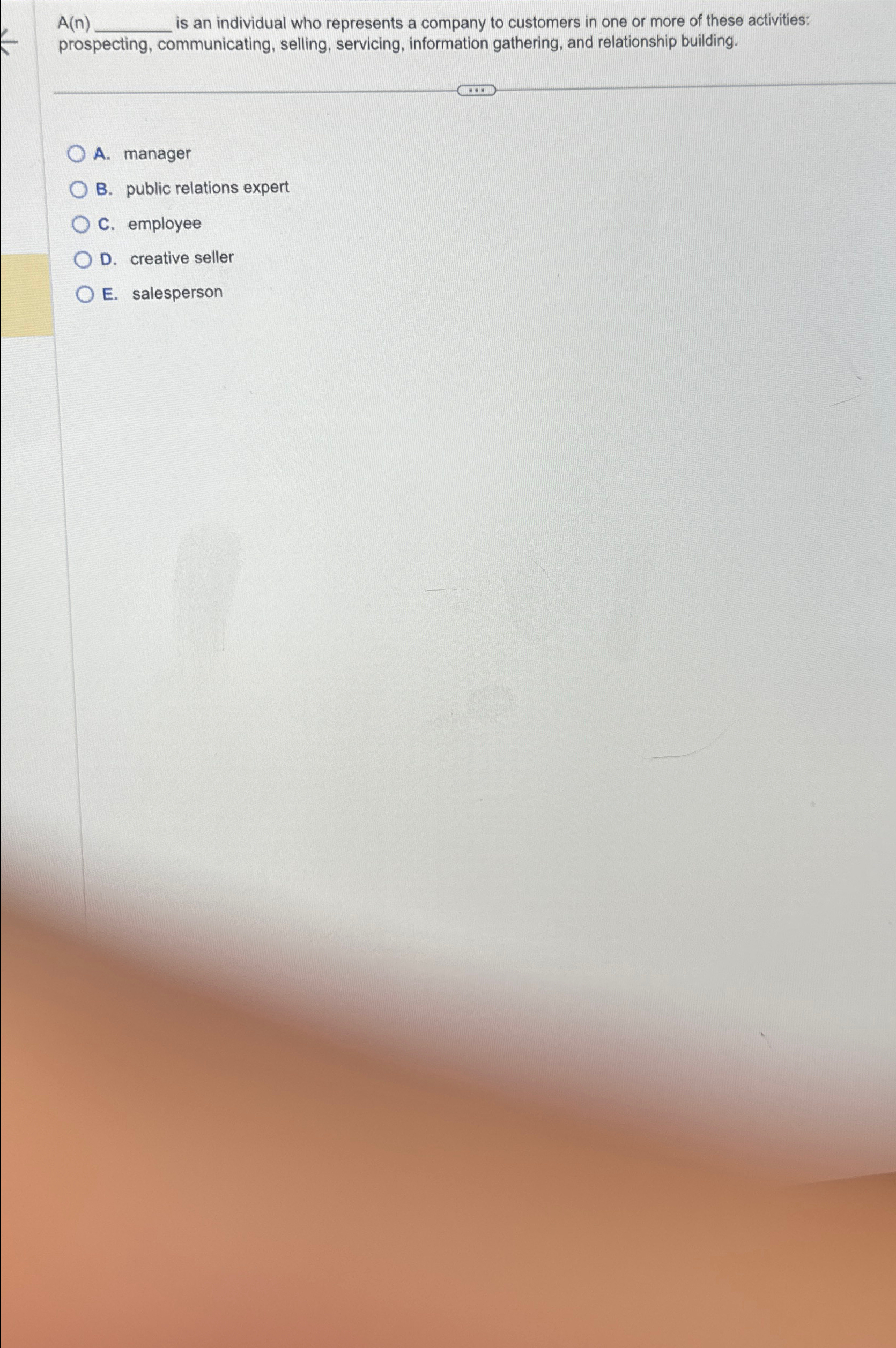  A(n) is an individual who represents a company to customers in