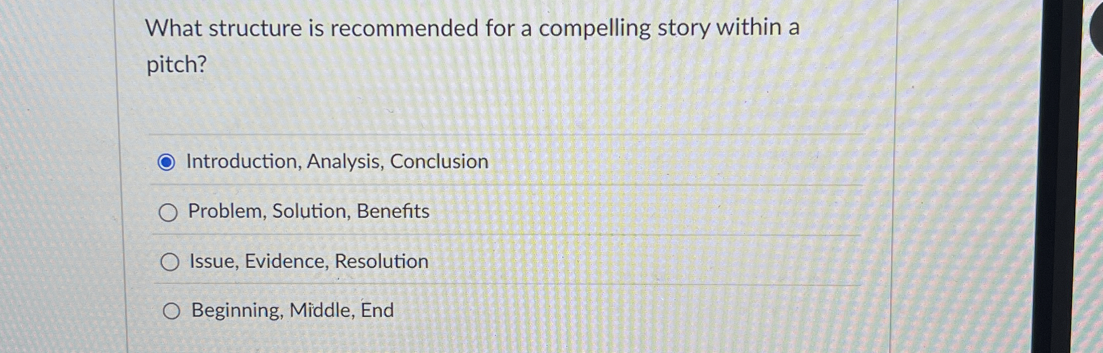  What structure is recommended for a compelling story within a pitch?