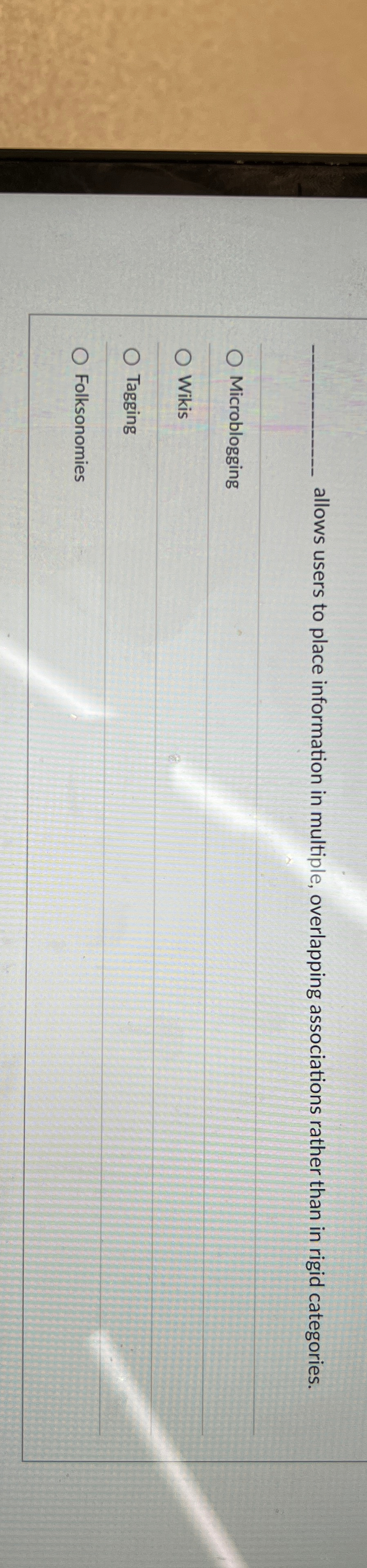  allows users to place information in multiple, overlapping associations rather than