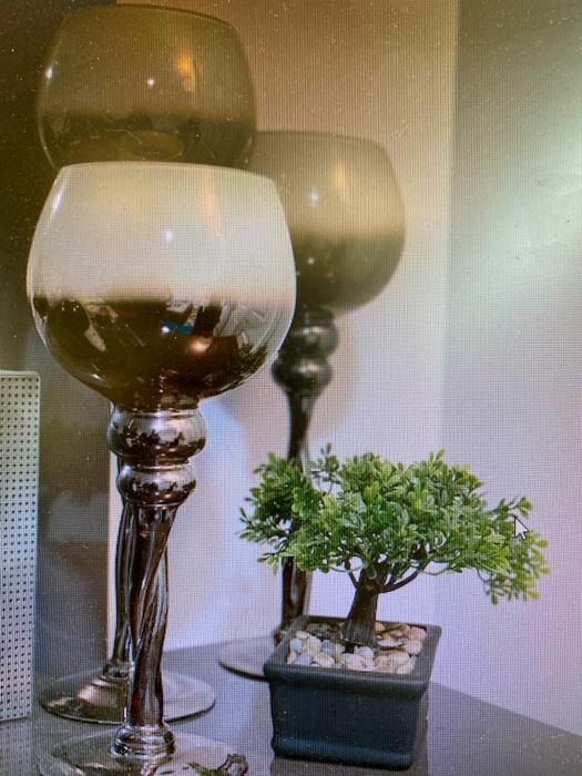 write 1 paragraph describing this piece of decor