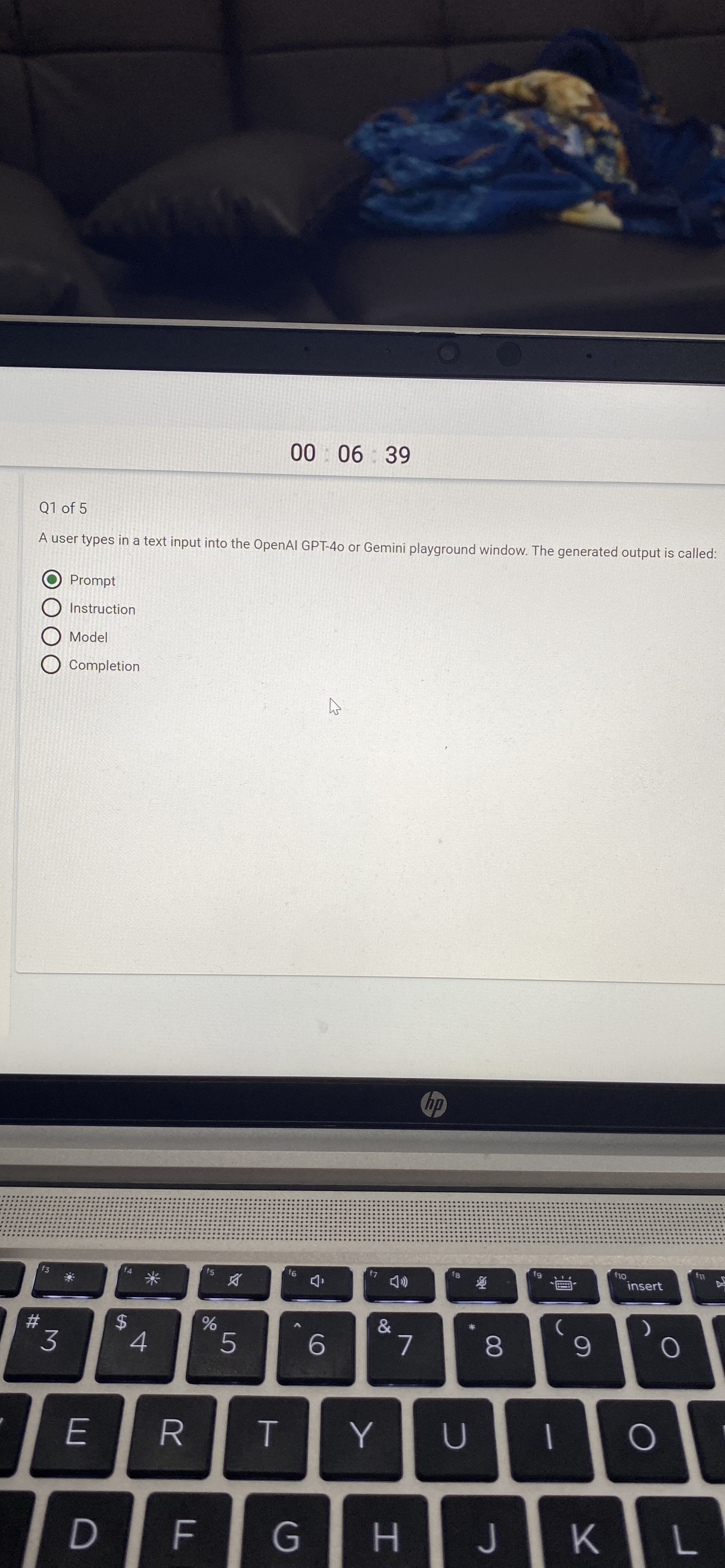 0 0 : 0 6 : 3 9 Q 1 of 5 A user types in a text