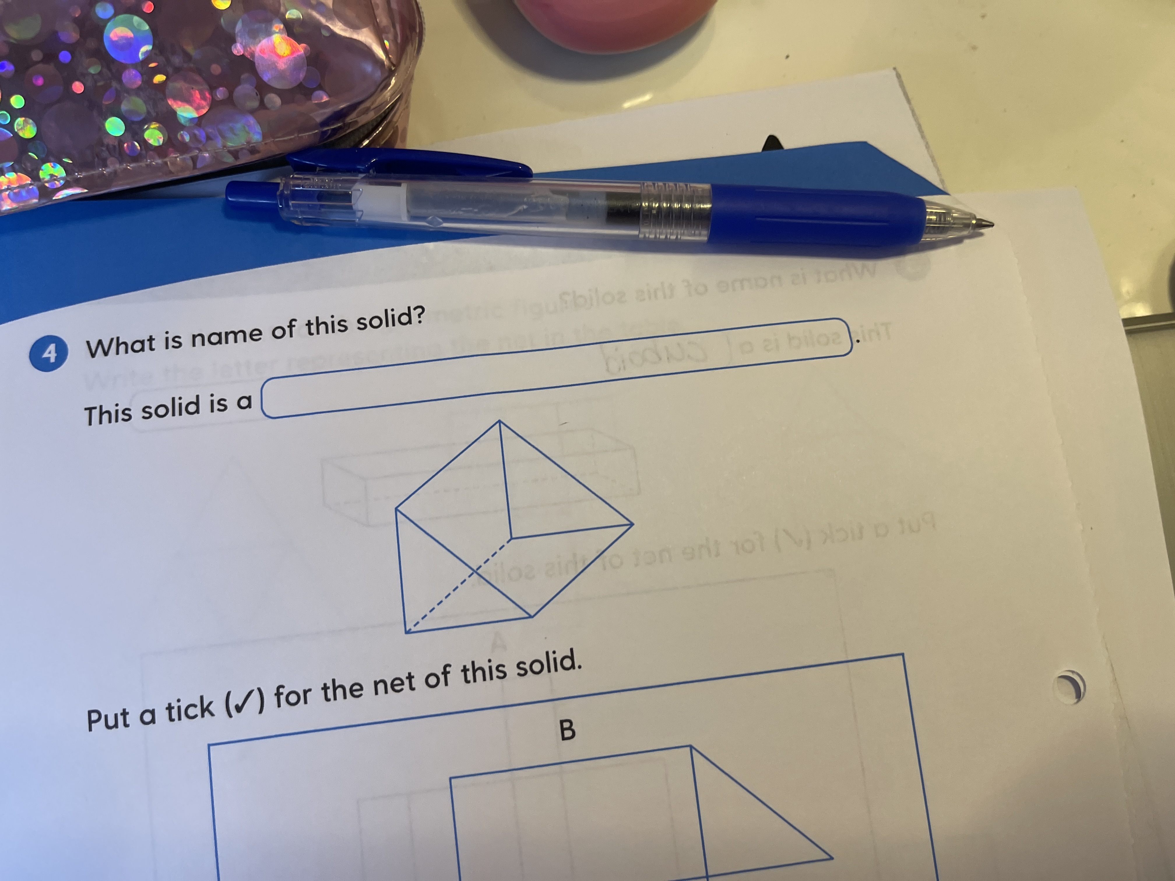 ( 4 ) What is name of this solid? This solid is a