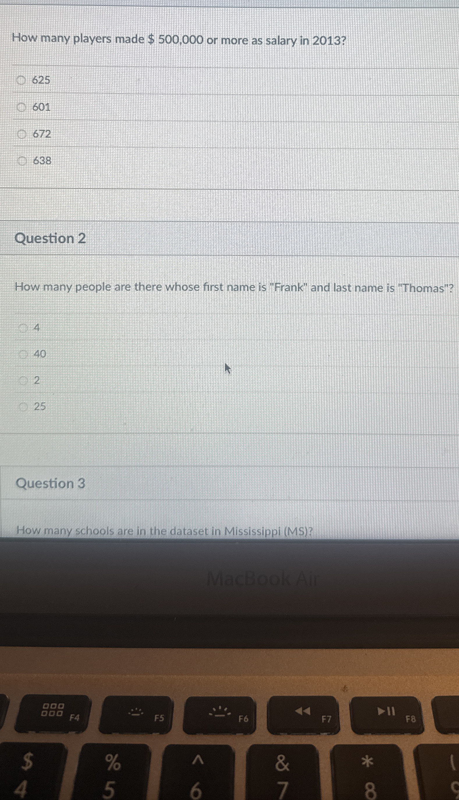How many players made $ 5 0 0 , 0 0 0 or more as