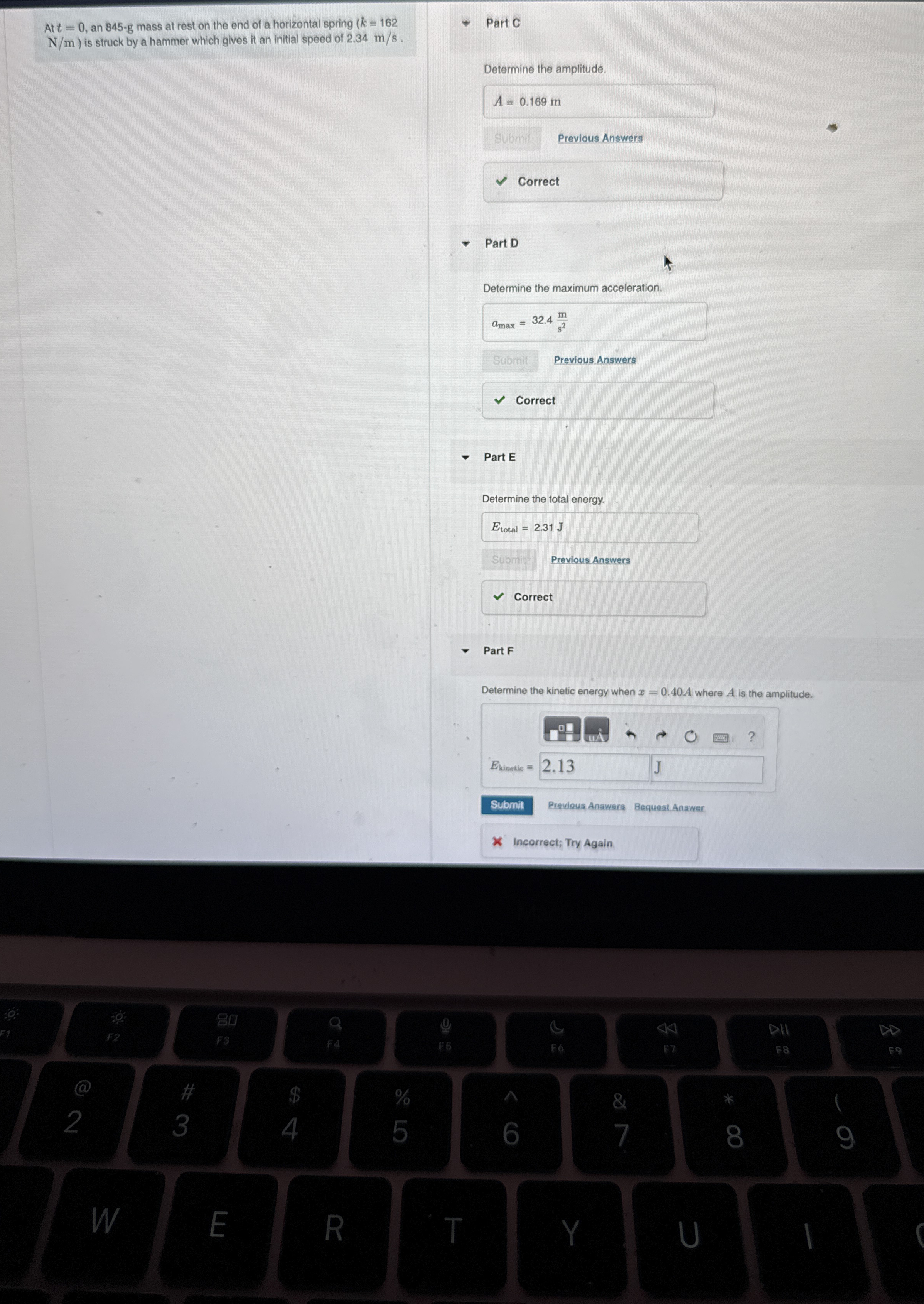 At t = 0 , an 8 4 5 - g mass at rest on the end