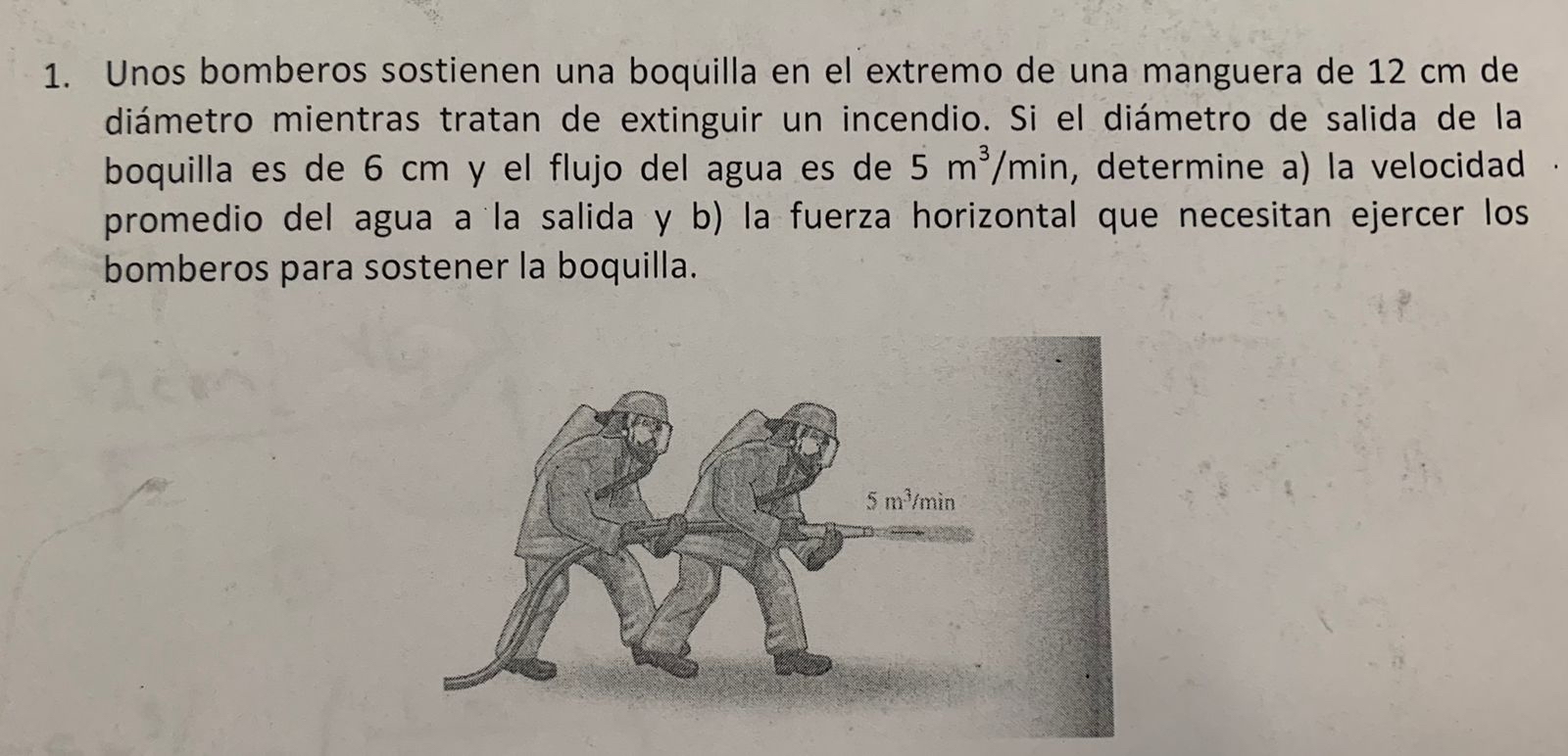 Unos bomberos sostienen una boquilla en el