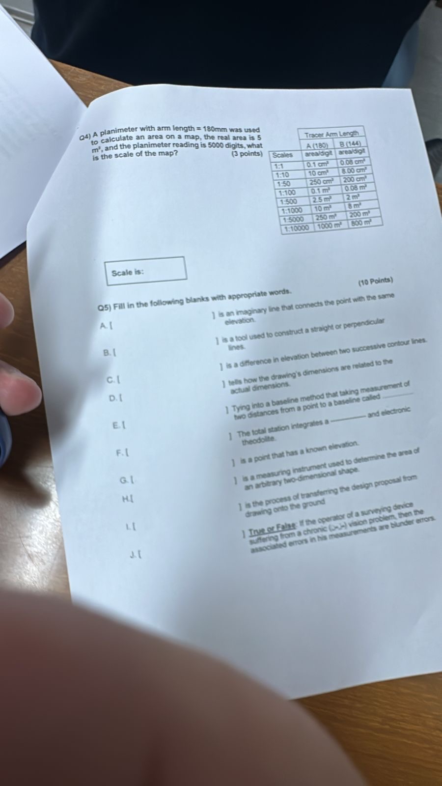 Q 4 ) A planimeter with arm length = 1 8 0 m m