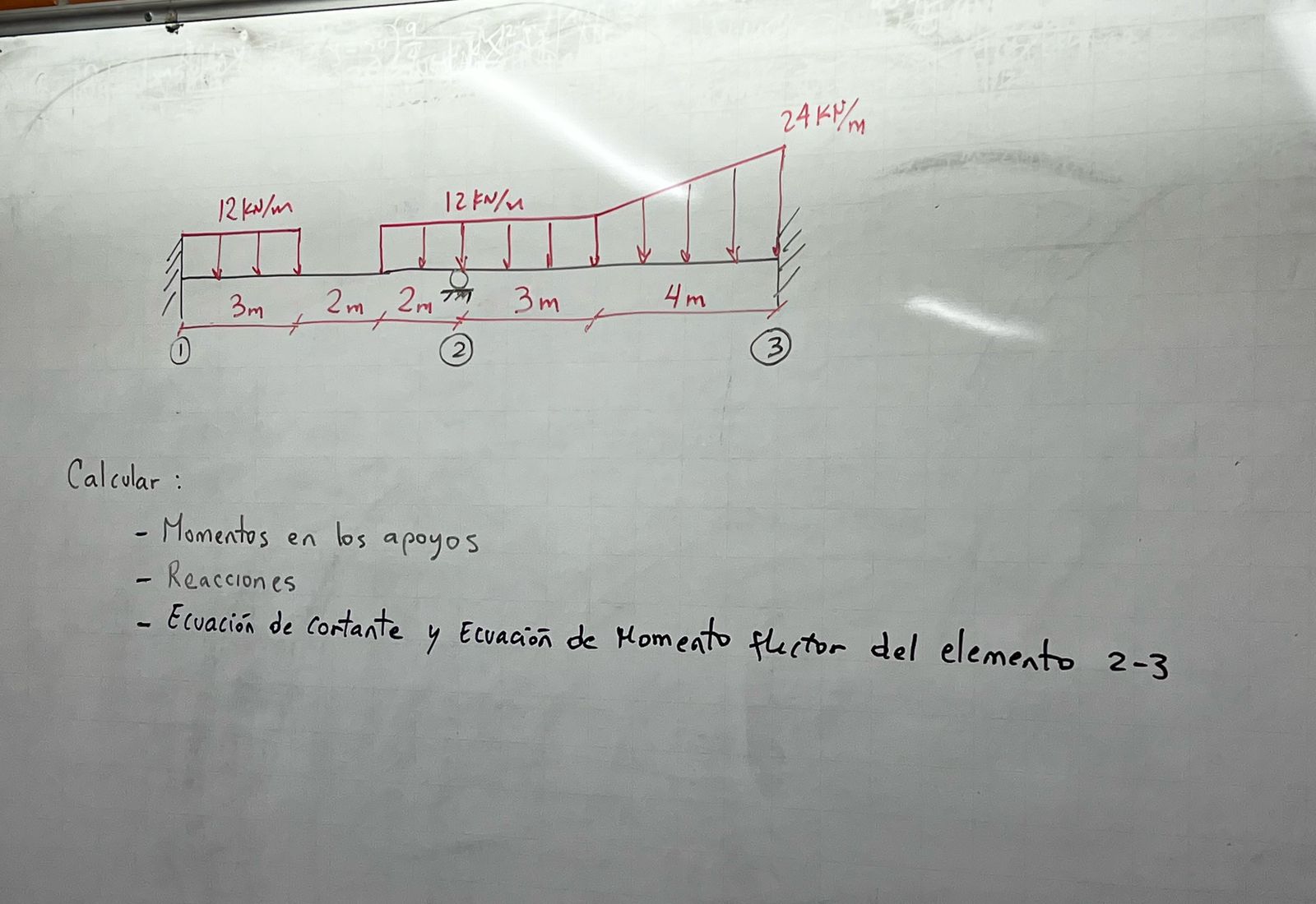 Calcular: Momentos en los apoyos Reacciones