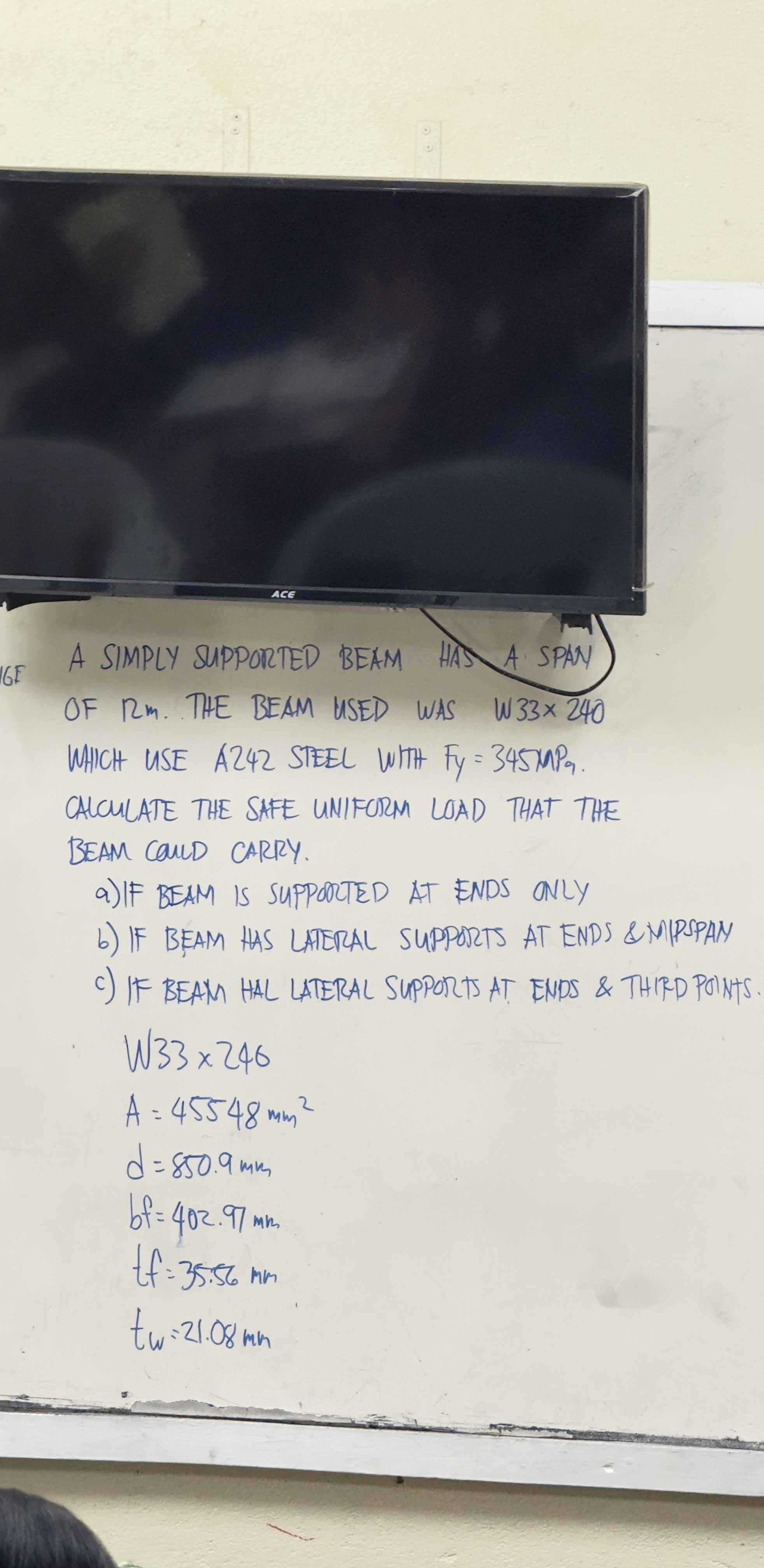 A SIMPLY SUPPORTED BEAM HAN A . SPAN OF 1 m . THE