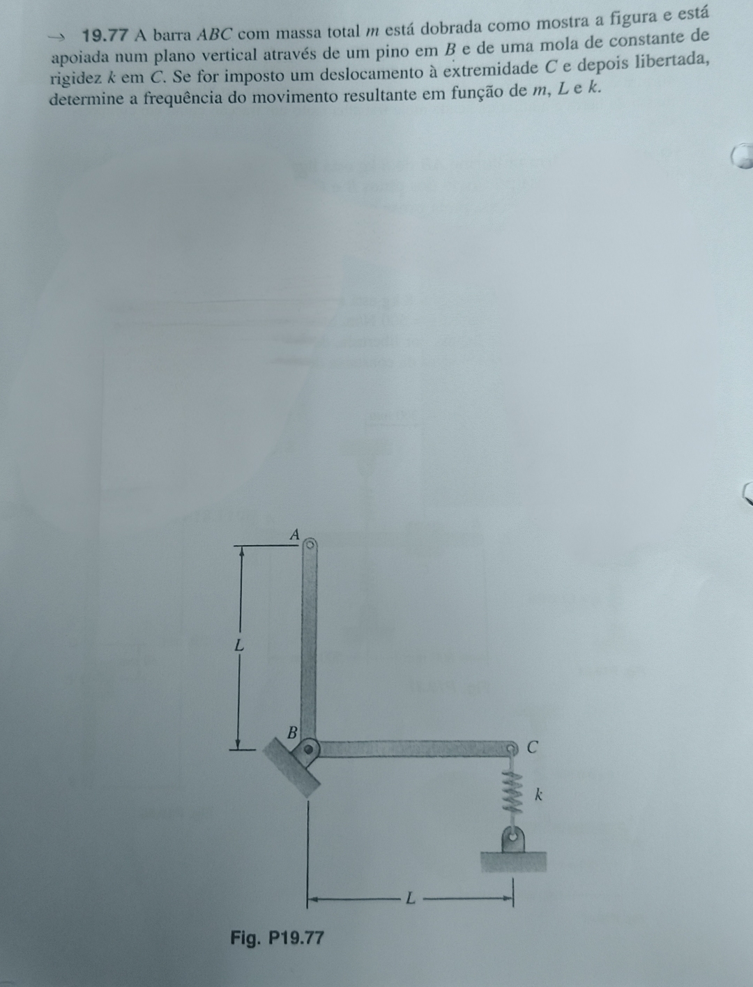 1 9 . 7 7 A barra ABC com massa total m est