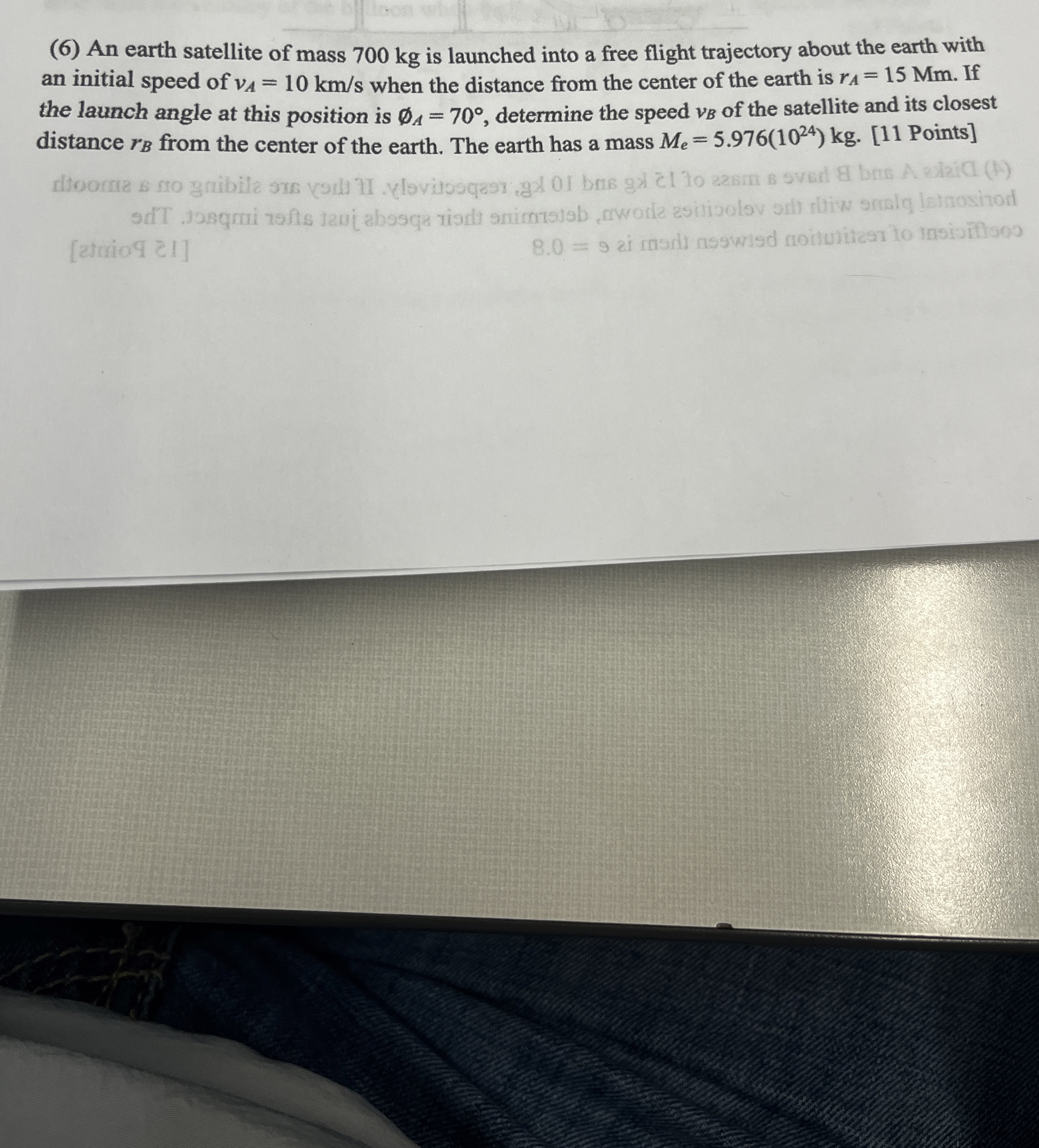 ( 6 ) An earth satellite of mass 7 0 0 kg is