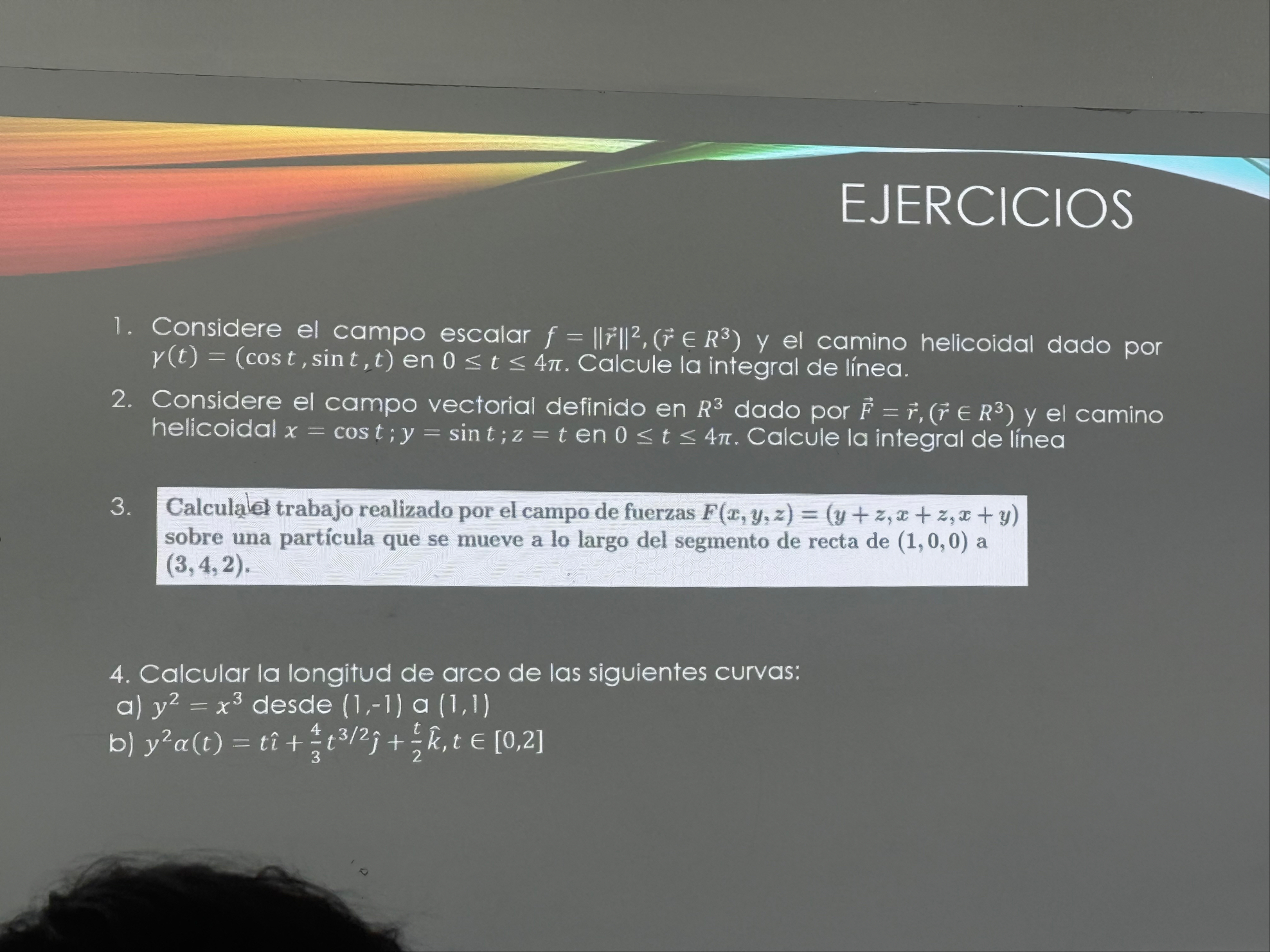EJERCICIOS Considere el campo escalar f = | | v e